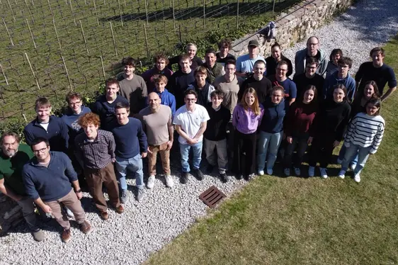 Teilnehmerinnen und Teilnehmer an der Mathematik-Modellierungswoche 2025, aufgenommen mit einer Drohne vom Schüler Tobias Pobitzer vom Realgymnasium Meran