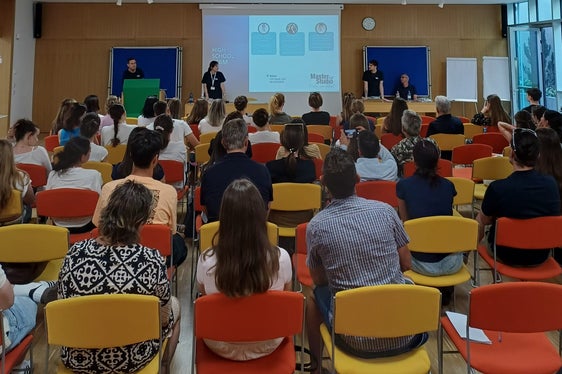 Bei dem Infomrationstreffen in der Wirtschaftsfachoberschule WFO in Bozen waren neben den Verantwortlichen der Deutschen Bildungsdirektion und dem mit der Umsetzung des Projekts beauftragten Team der Firma Master Studio auch die Eltern der Schülerinnen und Schüler dabei. (Foto: LPA/Deutsche Bildungsdirektion/Jürgen Bergmann)