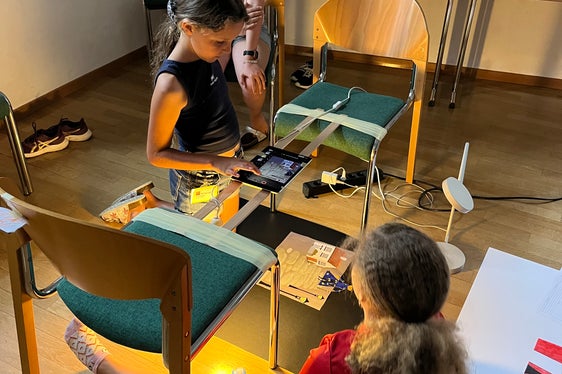 In sechs Workshops haben die Grundschülerinnen und Grundschüler geforscht, gebaut, geschrieben, programmiert, gestaltet und gerechnet. (Foto: LPA/Arbeitsbereich Begabungs- und Begabtenförderung der Pädagogischen Abteilung der Deutschen Bildungsdirektion/Lara Matzneller)