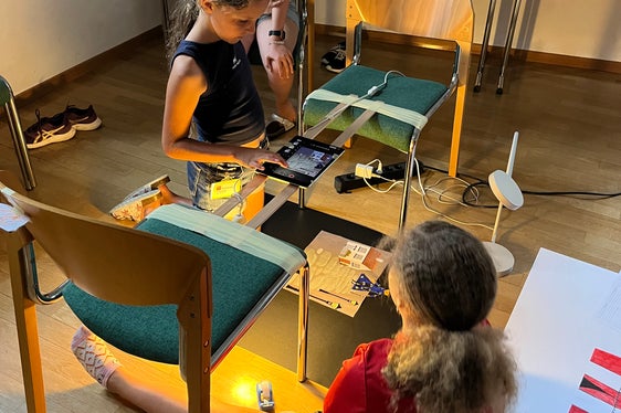 In sechs Workshops haben die Grundschülerinnen und Grundschüler geforscht, gebaut, geschrieben, programmiert, gestaltet und gerechnet. (Foto: LPA/Arbeitsbereich Begabungs- und Begabtenförderung der Pädagogischen Abteilung der Deutschen Bildungsdirektion/Lara Matzneller)