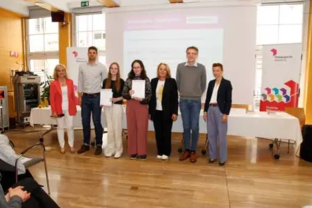 Sabine Gasser und Leah Pöll qualifizierten sich für den österreichischen Bundeswettbewerb der Philosophie-Olympiade (v. l.: Koordinatoren Siglinde Doblander und Stefan Goller; Sabine Gasser und Leah Pöll; Landesschuldirektorin Sigrun Falkensteiner).