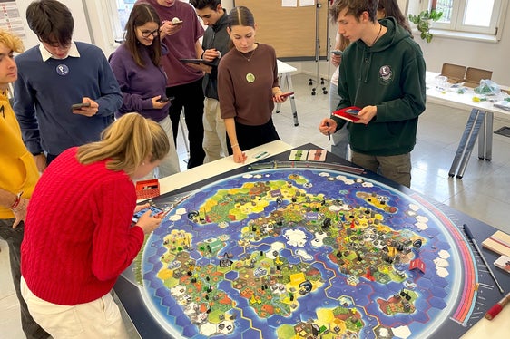 Mit Kreativität haben sich die Schülerinnen und Schüler im Workshop Weltklimaspiel – gemeinsam für eine nachhaltige Zukunft eingebracht. (Foto: Edith Benischek)