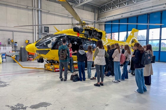 Oberschülerinnen und Oberschüler bei der Besichtigung des Rettungshubschraubers des Weißen Kreuzes, einem der Höhepunkte der Projektwoche Rendezvous mit dem Traumberuf. Foto: Weißes Kreuz