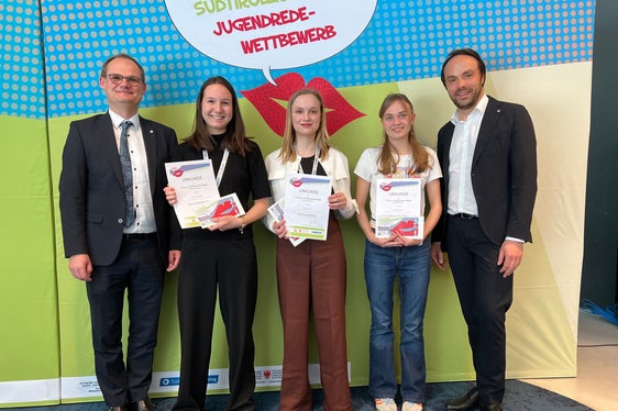 Sieger Klassische Rede Oberschule (von links): Hannes Wieser (Vertriebsdirektor Volksbank) 1. Platz Sophia Pfitscher, 1. Platz Elena Plank, 3. Platz Melanie Prosch, Landesrat Philipp Achammer (Foto: LPA/Landesamt für Jugendarbeit/Anita Demetz)