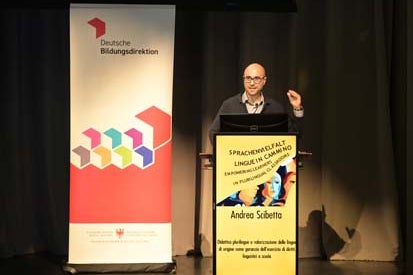 Andrea Scibetta von der Università per Stranieri in Siena ging anhand einiger Beispiele in seinem Vortrag darauf ein, wie die Sprachen aller Schülerinnen und Schüler der Klasse wertgeschätzt und im Unterricht genutzt werden können. Foto: Margit Pichler