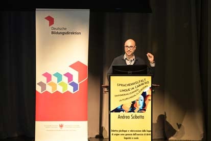 Andrea Scibetta von der Università per Stranieri in Siena ging anhand einiger Beispiele in seinem Vortrag darauf ein, wie die Sprachen aller Schülerinnen und Schüler der Klasse wertgeschätzt und im Unterricht genutzt werden können. Foto: Margit Pichler