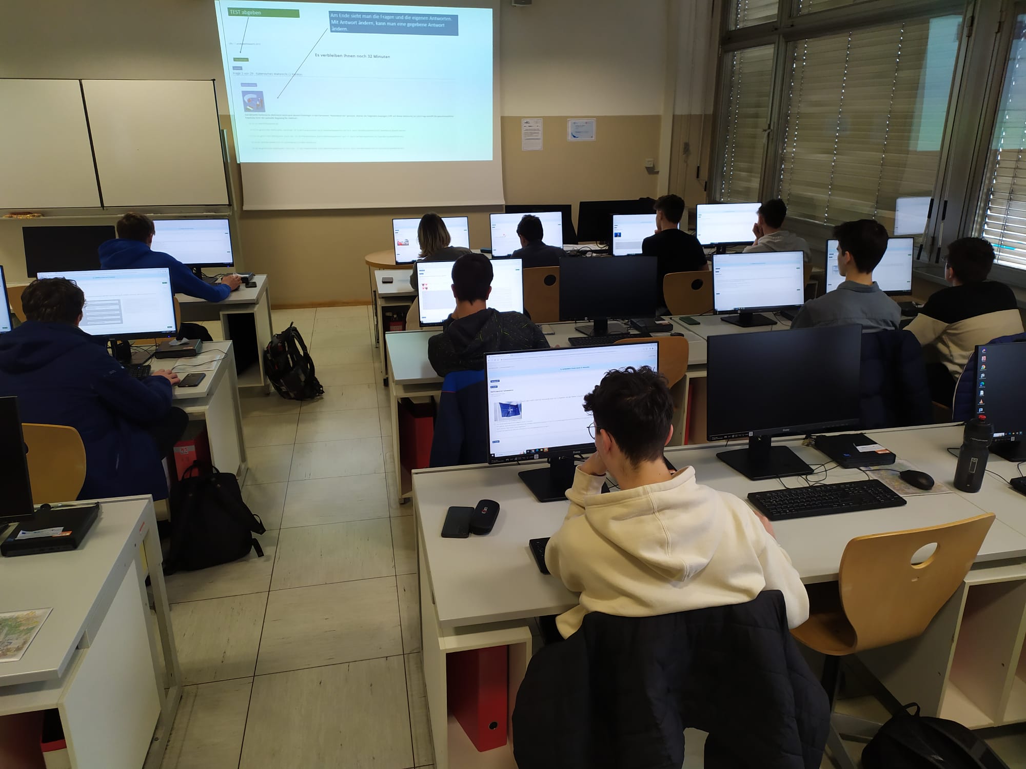 Quiz zur politischen Bildung 2024 − im Online-Format: 103 Schülerinnen und Schüler beantworteten eine Reihe sehr spezifischer Fragen zu Themen der Politik, der Wirtschaft und Gesellschaft. (Foto: LPA/Paolo Debertol)