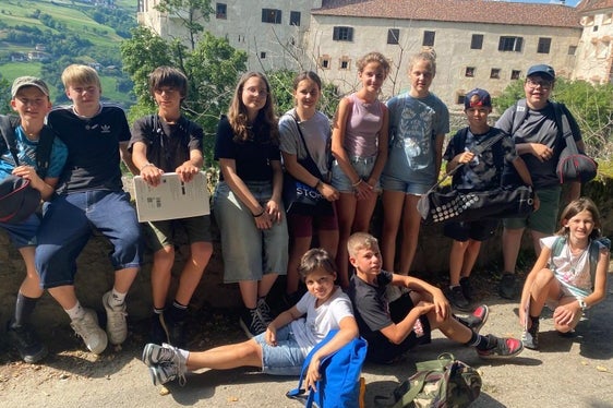 Sommerakademie der Mittelschule: Die Burgen im Blick hatten die Workshopteilnehmerinnen und -teilnehmer unter anderem bei der Exkursion zur Trostburg. (Foto: LPA/Pädagogische Abteilung der Deutschen Bildungsdirektion/Thomas Troi)
