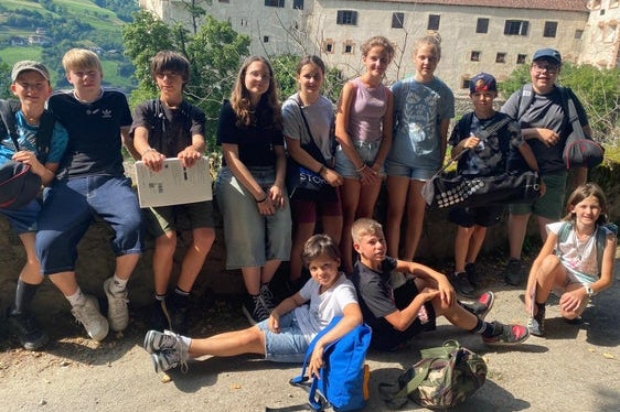 Sommerakademie der Mittelschule: Die Burgen im Blick hatten die Workshopteilnehmerinnen und -teilnehmer unter anderem bei der Exkursion zur Trostburg. (Foto: LPA/Pädagogische Abteilung der Deutschen Bildungsdirektion/Thomas Troi)