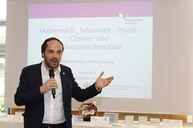 Bildungslandesrat Philipp Achammer bei der heutigen Prämierungsfeier im Kolpinghaus in Bozen: Die Schulolympiaden entfachen Neugierde und bieten Talenten eine Bühne.