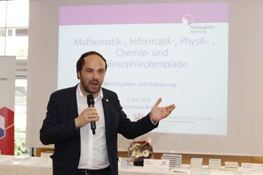 Bildungslandesrat Philipp Achammer bei der heutigen Prämierungsfeier im Kolpinghaus in Bozen: Die Schulolympiaden entfachen Neugierde und bieten Talenten eine Bühne.