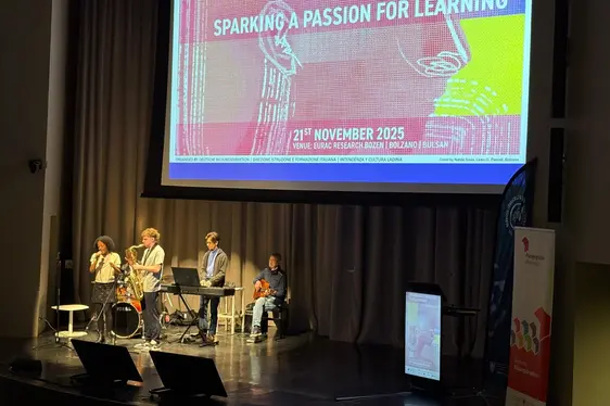 Students performing musical interludes. Bild: Deutsche Bildungsdirektion/Elisabeth Pfattner Lizenz: ©