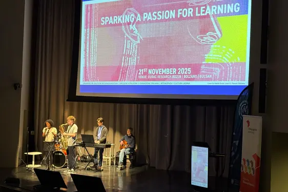 Students performing musical interludes. Bild: Deutsche Bildungsdirektion/Elisabeth Pfattner Lizenz: ©