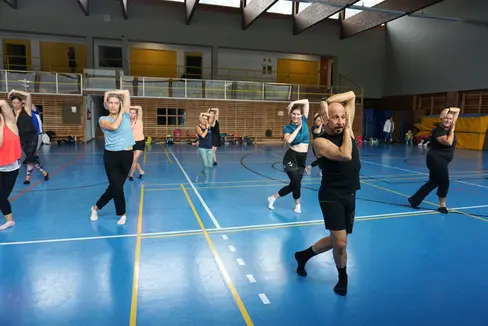 Tanz, Rhythmus und Körperwahrnehmung gehören zum breiten Kursangebot des Sportforums Mals: Vom 25. bis zum 31. Juli werden wieder Sportlehrerinnen und Sportlehrer aus 21 Nationen erwartet. (Foto: Archivbild Sportforum Mals 2024/Roland Weithaler)