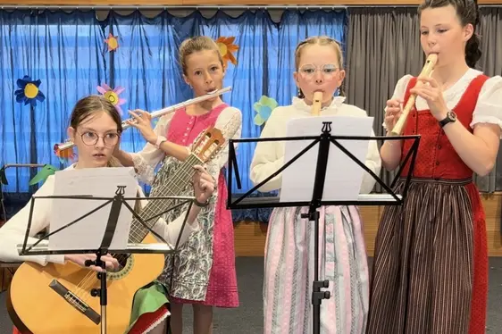 Instrumentalensemble von Schülerinnen in der GS Campill beim Abschluss des Projektes Musigkischtl XXL, Mai 2024