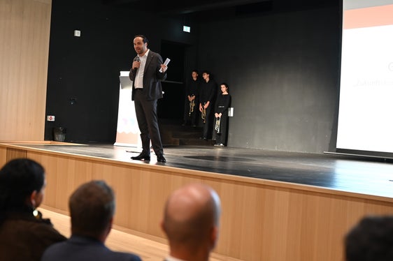 Bildungslandesrat Philipp Achammer betonte die Bedeutung von Orientierung, fairen Chancen und einem kritischen Umgang mit Informationen. (Foto: LPA/Deutsche Bildungsdirektion/Margit Pichler)