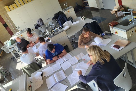 Der Landeswettbewerb der Chemieolympiade 2025 wurde heuer zum 25. Mal in Südtirol ausgetragen; das Bild entstand während der Korrektur der Arbeiten. (Foto: LPA/Stefan Pilser)