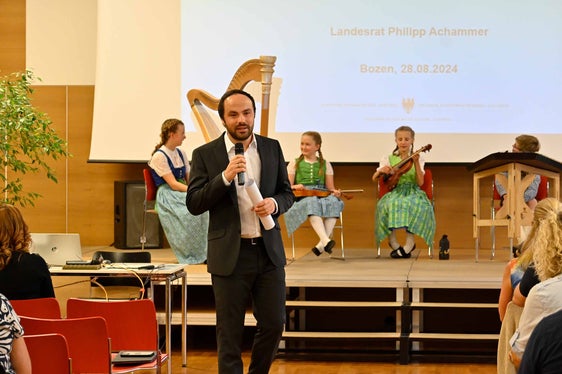 Landesrat Philipp Achammer bedankte sich bei allen Kindergarten- und Schulverantwortlichen und betonte: Es wird auch in diesem Schuljahr nicht einfacher werden, aber wir haben großes Vertrauen in das, was sie alle für unsere Schülerinnen und Schüler tun, denn Bildung ist der Kern der Entwicklung. Foto: Margit Pichler