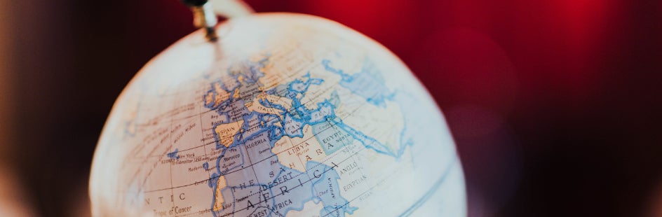 Een wereldbol met Afrika in het middelpunt.