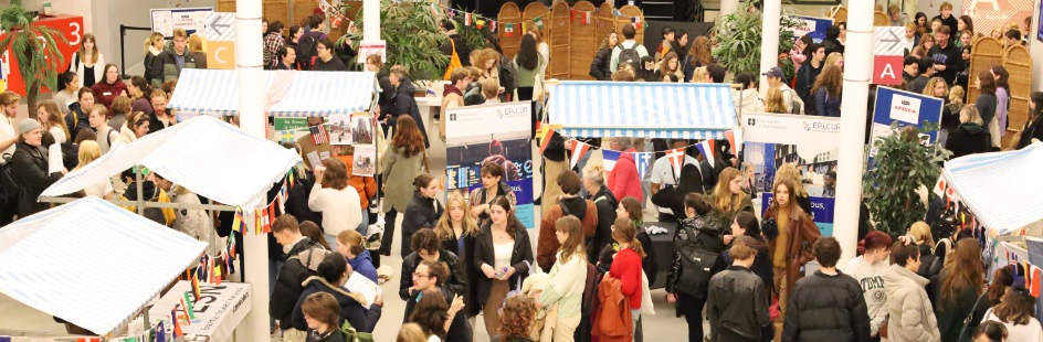 Studenten bezoeken de UvA Study Abroad Fair 2023