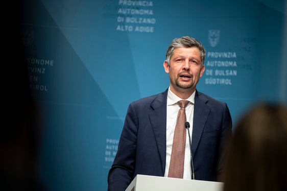 “Si tratta di garantire la certezza del diritto per i prossimi passi. Per questo motivo abbiamo deciso oggi di rivolgerci al Consiglio di Stato”, ha informato l'assessore provinciale alla Mobilità, Daniel Alfreider, durante la conferenza stampa che ha fatto seguito alla seduta di Giunta. (Foto: USP/Fabio Brucculeri)