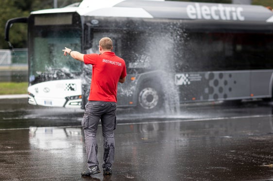 Auf die Kurse im Safety Park in Pfatten greifen nicht nur öffentliche Einrichtungen, sondern auch Rettungskräfte und Unternehmen zu Schulungszwecken zurück. (Foto: LPA/Safety Park/Armin Huber)
