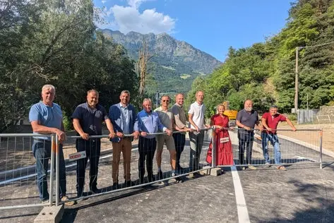 Ciclisti e pedoni potranno ora utilizzare un più sicuro sottopassaggio per attraversare la strada statale della Val Venosta a Tel. Nella foto alla cerimonia di inaugurazione, da sinistra: Walter Laimer, vicesindaco di Parcines, Ulrich Gamper, presidente della Comunità comprensoriale Burgraviato, l'assessore provinciale Daniel Alfreider, il sindaco di Parcines Alois Forcher, Augustin Hueber e Johannes Strimmer dell'Ufficio tecnico strade ovest, la sindaca di Lagundo Alexandra Ganner, il sindaco di Marlengo Felix Lanpacher e Martin Stifter della Comunità comprensoriale Burgraviato. (Foto: USP/Dipartimento Infrastrutture e Mobilità)