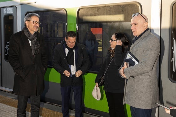 Appena scesi dal treno Brunico-Fortezza assieme a vari stakeholder locali, l'amministratore delegato di RFI Aldo Isi (primo da destra nella foto) e il presidente della Provincia Arno Kompatscher, il quale ha sottolineato che la riapertura della linea della Val Pusteria è un altro passo importante verso la mobilità sostenibile: fino all'ultimo si è lavorato con grande impegno sulla linea ferroviaria della Val Pusteria, affinché i treni potessero tornare a circolare in tutta la valle in tempo per i Giochi Olimpici Invernali. (Foto: USP/Tiberio Sorvillo)