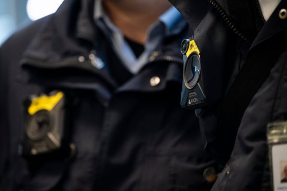 Die Bodycam für Fahrschein-Kontrolleure ist eines der technischen Hilfsmittel, um im Notfall gerüstet zu sein. Weiters stehen in Bussen Notfallknöpfe und immer öfter auch Kameras zur Verfügung. (Foto: LPA/Fabio Brucculeri)