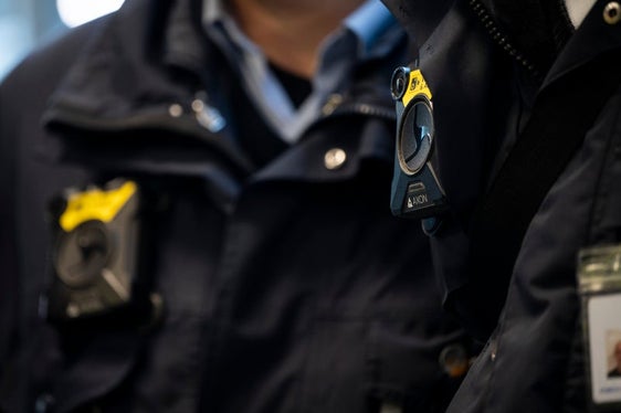 La bodycam per i controllori è uno degli ausili tecnici da utilizzare in caso di emergenza. I nuovi autobus sono attrezzati anche con pulsanti di emergenza e telecamere. (Foto: USP/Fabio Brucculeri)