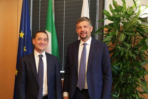 “La Galleria di base del Brennero è un’opera strategica non solo per l’arco alpino, ma per l’intero corridoio europeo. Con questa decisione assicuriamo che i lavori proseguano senza interruzioni e che il BBT disponga delle risorse necessarie per il prossimo anno” afferma l’assessore alla Mobilità e alle Infrastrutture, Daniel Alfreider, nella foto in un incontro istituzionale con l'amministratore di parte italiana della società di progetto Galleria di Base del Brennero (BBT SE) . (Foto: USP/Dipartimento Infrastrutture e Mobilità)