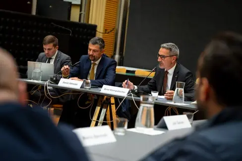 La gestione del traffico lungo l'asse del Brennero è stata al centro dell'incontro di oggi (15 ottobre) tra il presidente della Provincia Arno Kompatscher (a destra), l'assessore provinciale Daniel Alfreider (al centro) e i gruppi di interesse del settore economico e dei trasporti di Bolzano. (Foto: USP/Fabio Brucculeri)