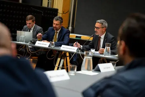 Die Arbeiten und Einschränkungen an der Luegbrücke und der Reschenbundesstraße im Speziellen und das Verkehrsmanagement für die Brennerstrecke im Allgemeinen standen im Fokus eines Gesprächs zwischen Landesmobilitätsplaner Michael Andergassen (von links), Mobilitätslandesrat Daniel Alfreider und Landeshauptmann Arno Kompatscher und Vertretungen von Wirtschaft und Transport. (Foto: LPA/Fabio Brucculeri)