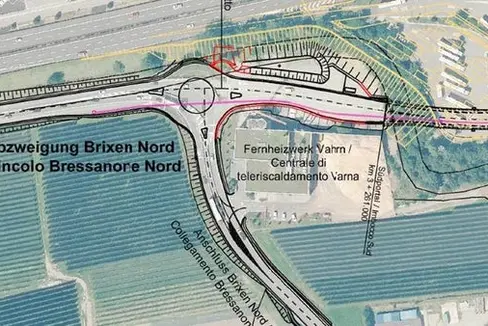 Über die Fahrbahn der Umfahrung Brixen muss ein Graben ausgehoben werden, um darin die Leerrohre für die Leitungen der Terna verlegen zu können. (Foto: LPA)