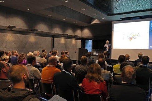 Nella serata di mercoledì 1. ottobre è proseguita a Fortezza, in Val d’Isarco, la serie di eventi “Mobilità 2025-2030”. Tra i temi affrontati: come implementare la gestione della mobilità a livello locale e quale enorme importanza rivesta per l'Alto Adige la Galleria di Base del Brennero (BBT). “La mobilità è un tema centrale per il futuro: influenza la qualità della vita, lo sviluppo economico e il collegamento dell'Alto Adige con l'Europa” ha detto il vicepresidente della Provincia e assessore provinciale alla Mobilità Daniel Alfreider. (Foto: USP/Ingo Dejaco)