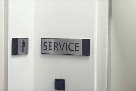 Seit Donnerstag, 15. Jänner, sind die neuen öffentlichen Toiletten am Bahnhof Bruneck in Betrieb. Sie befinden sich im historischen Gebäude, in dem früher Büros und Gepäckräume untergebracht waren. (Foto: LPA/Ressort für Infrastrukturen und Mobilität)