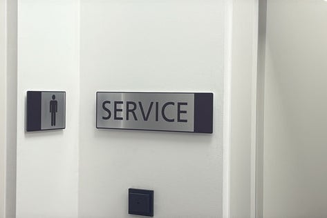 Seit Donnerstag, 15. Jänner, sind die neuen öffentlichen Toiletten am Bahnhof Bruneck in Betrieb. Sie befinden sich im historischen Gebäude, in dem früher Büros und Gepäckräume untergebracht waren. (Foto: LPA/Ressort für Infrastrukturen und Mobilität)