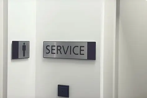 Seit Donnerstag, 15. Jänner, sind die neuen öffentlichen Toiletten am Bahnhof Bruneck in Betrieb. Sie befinden sich im historischen Gebäude, in dem früher Büros und Gepäckräume untergebracht waren. (Foto: LPA/Ressort für Infrastrukturen und Mobilität)