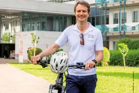 Mit der Kampagne ... weil es gut tut! sensibilisieren südtirolmobil und der Südtiroler Sanitätsbetrieb die Bürger, im Alltag auf Südtirols Straßen, Gehwegen und Plätzen mit dem Fahrrad und zu Fuß unterwegs zu sein. (Foto: insidebz.net/Manuela Tessaro)