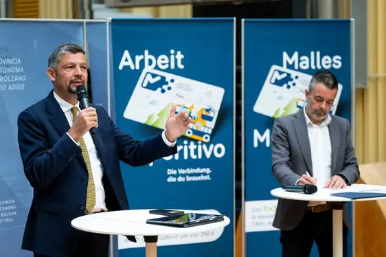 Quando il trasporto pubblico è semplice, conveniente e vicino alla vita quotidiana delle persone, viene scelto”, sottolinea l'assessore provinciale alla Mobilità Daniel Alfreider, inquadrato a sinistra nella foto, scattata durante la presentazione del pass a maggio 2025 assieme al direttore generale di STA, Joachim Dejaco. (Foto: USP/Fabio Brucculeri)