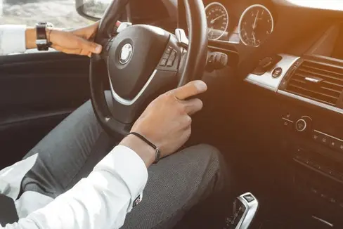 Ab 5. Februar können Pendler und Pendlerinnen, die keine geeigneten Bus- oder Zugverbindungen haben und für die Fahrt zur Arbeit das Auto nutzen müssen, einen Fahrtkostenzuschuss beantragen. Neue Kriterien regeln die Beitragsgewährung. (Foto: Pexels)