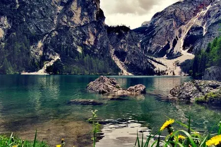 Der Pragser Wildsee ist ein Naturjuwel. Ausflügler erreichen ihn umweltschonend zu Fuß, mit dem Fahrrad oder mit dem Bus. (Foto: LPA/Angelika Schrott)
