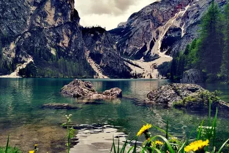 Der Pragser Wildsee ist ein Naturjuwel. Ausflügler erreichen ihn umweltschonend zu Fuß, mit dem Fahrrad oder mit dem Bus. (Foto: LPA/Angelika Schrott)