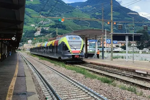 La Giunta provinciale ha deciso di stanziare circa 34 milioni di euro a favore di STA. Ciò consentirà a STA di acquistare dieci convogli per migliorare ulteriormente il trasporto ferroviario in Alto Adige. (Foto: USP/Alessandro Veronesi)