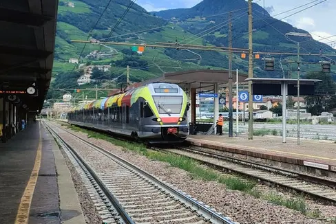 Die Landesregierung hat beschlossen, der Sta AG rund 34 Millionen Euro zuzuweisen. Damit kann die Sta zehn Zuggarnituren ankaufen, um den Bahnverkehr in Südtirol weiter zu verbessern. (Foto: LPA/Alessandro Veronesi)