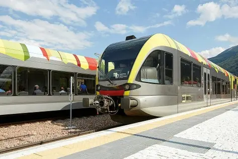 Seit 2022 ist die Zahl der Südtirolmobil-Abos kontinuierlich gestiegen. Beim Südtirol-Pass ist eine Steigerung von 60,7 Prozent zu verzeichnen, beim Abo+ ein Zuwachs von 16,7 Prozent und beim Südtirol-Pass 65+ ein Anstieg um 20,5 Prozent. (Foto: LPA/südtirolmobil)