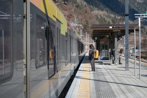 Nell’attuale fase transitoria fino all’entrata in esercizio della variante della Val di Riga, l’orario della ferrovia della Val Pusteria continuerà a essere oggetto di adeguamenti mirati. L’obiettivo dichiarato resta quello di garantire un servizio ferroviario stabile e affidabile, anche attraverso soluzioni temporanee. (Foto: USP/Greta Stuefer)