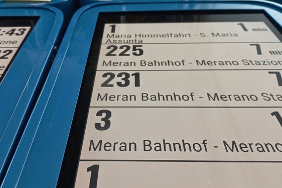 Proprio come sull'e-book: i display elettronici mostrano in tempo reale i dati sui collegamenti degli autobus in tedesco e in italiano, presto anche alle dodici fermate di Merano. (Foto: USP/Sta)