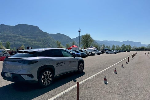 E-Autos auf Herz und Nieren testen: Das war am 6. April beim e-drive day im Verkehrssicherheitszentrum Safety Park in Pfatten möglich. (Foto: Sta)