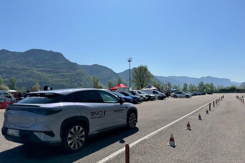 E-Autos auf Herz und Nieren testen: Das war am 6. April beim e-drive day im Verkehrssicherheitszentrum Safety Park in Pfatten möglich. (Foto: Sta)